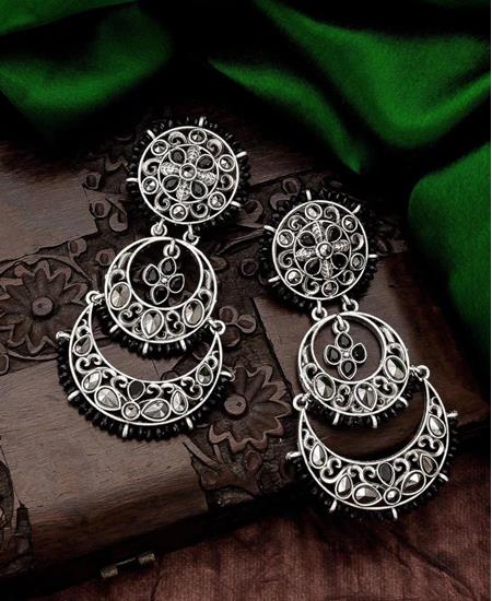 Picture of Comely Black Earrings