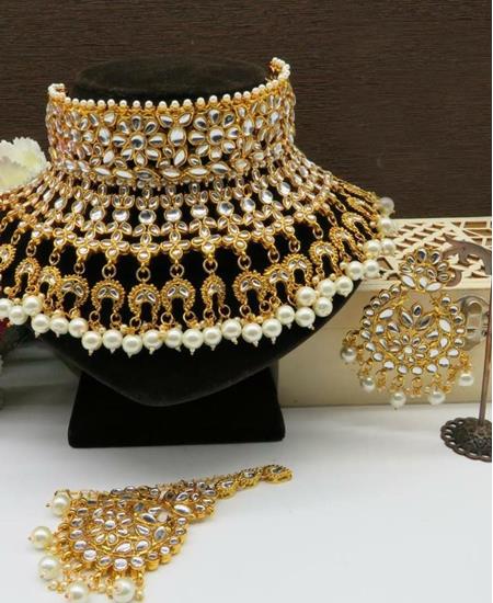 Picture of Amazing White Necklace Set
