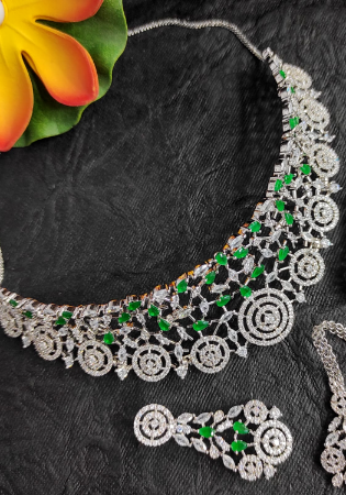 Picture of Shapely Green Necklace Set