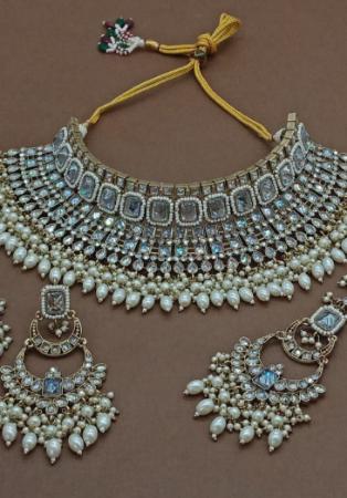 Picture of Magnificent Ghost White Necklace Set